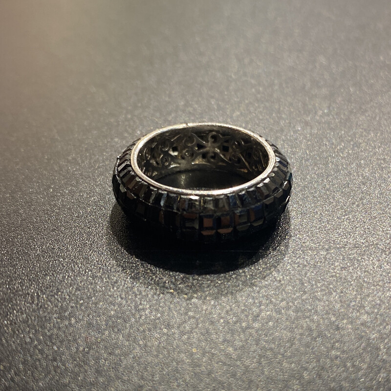 ANILLO DE PEDRERIA NEGRA CON FONDO PLATEADO