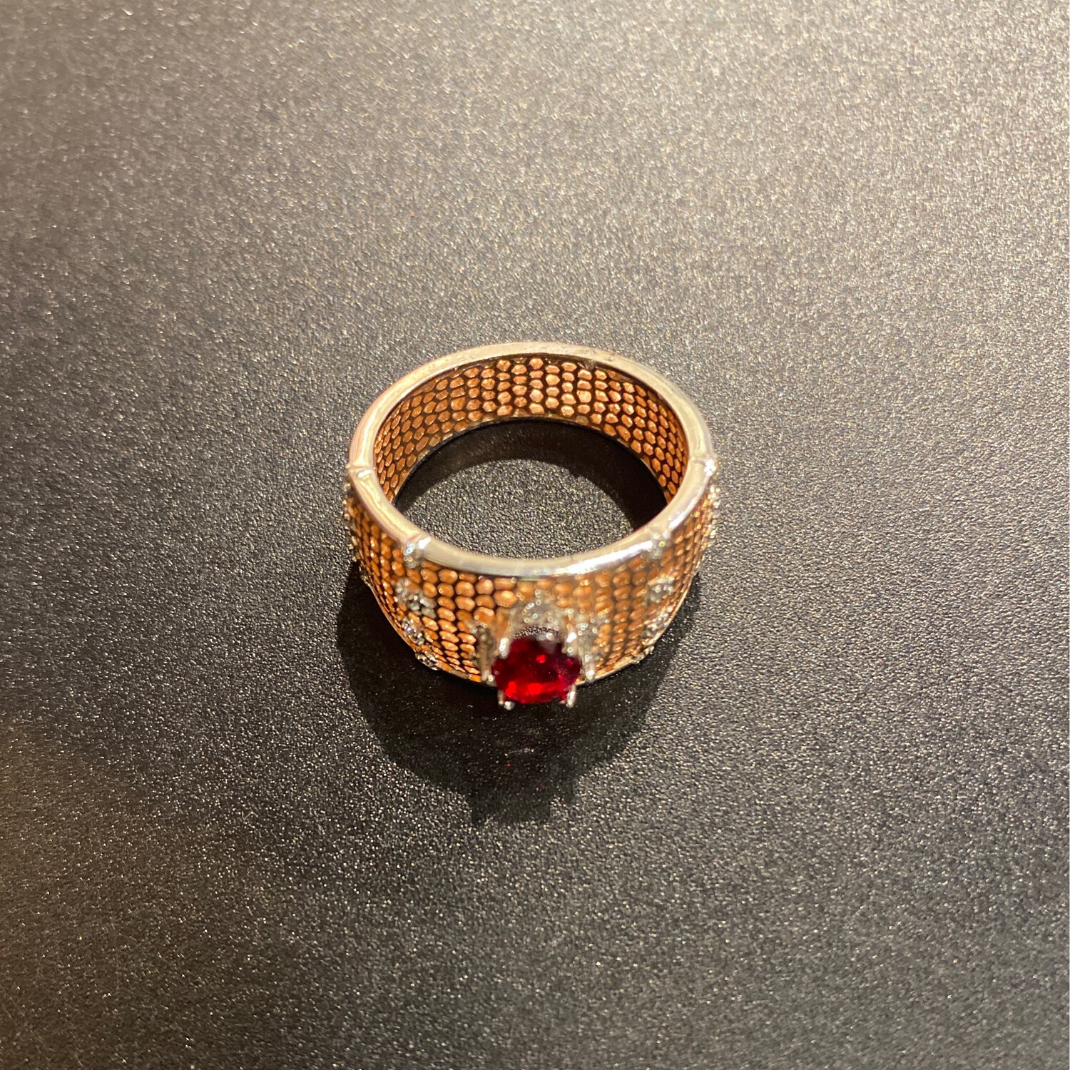 Anillo Dorado ( rose gold ) -  Pedreria roja