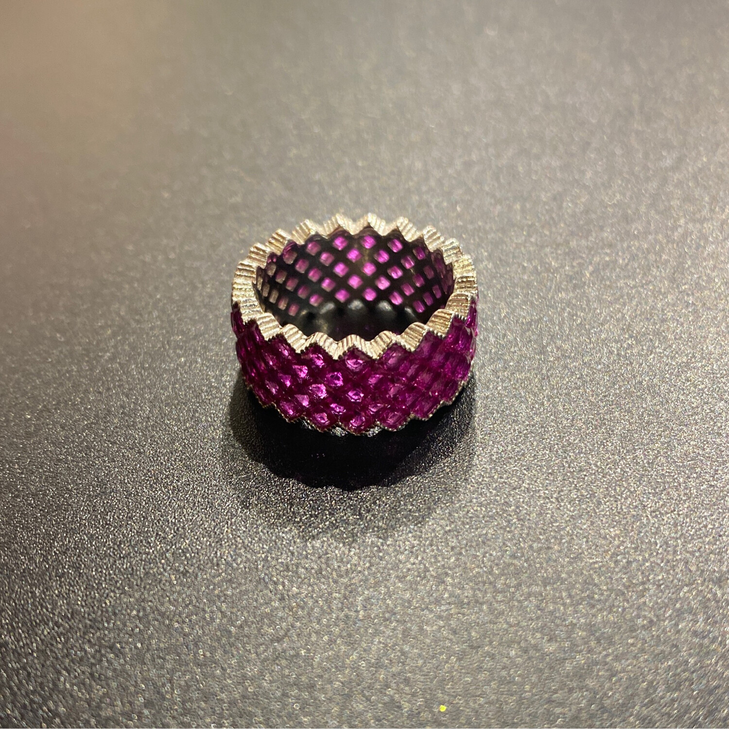 ANILLO DE PEDRERIA FUCSIA DENTADA CON FONDO PLATEADO
