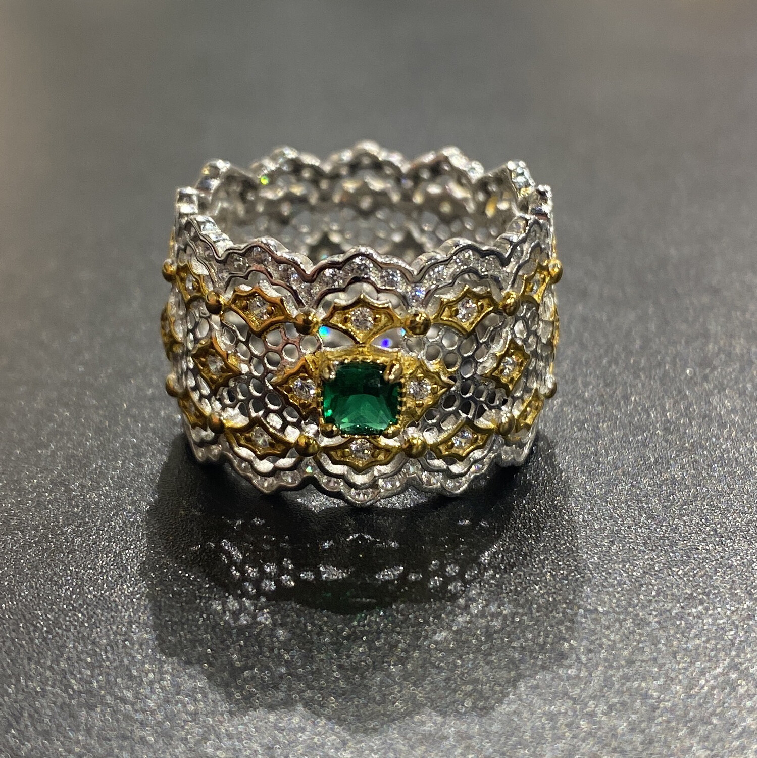 ANILLO PLATEADO Y DORADO CON PEDRERIA VERDE