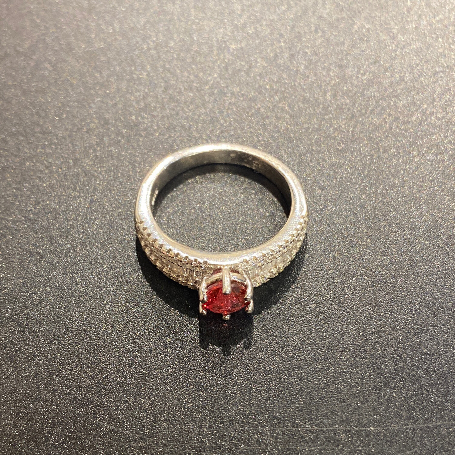 ANILLO PLATEADO CON PEDRERÍA ROJA