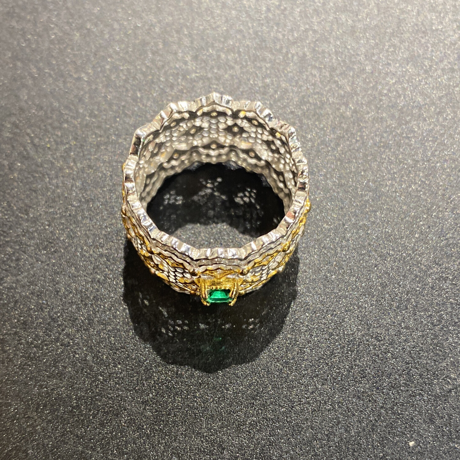 ANILLO PLATEADO Y DORADO CON PEDRERIA VERDE