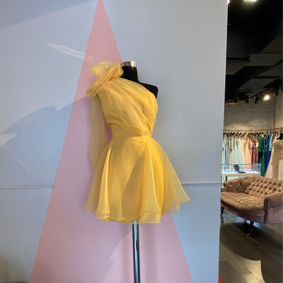 VESTIDO CORTO ONE SHOLDER, AMARILLO TALLA 40