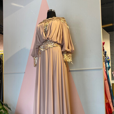 Vestido largo corte A, color beige con apliques en rose gold. Talla XL