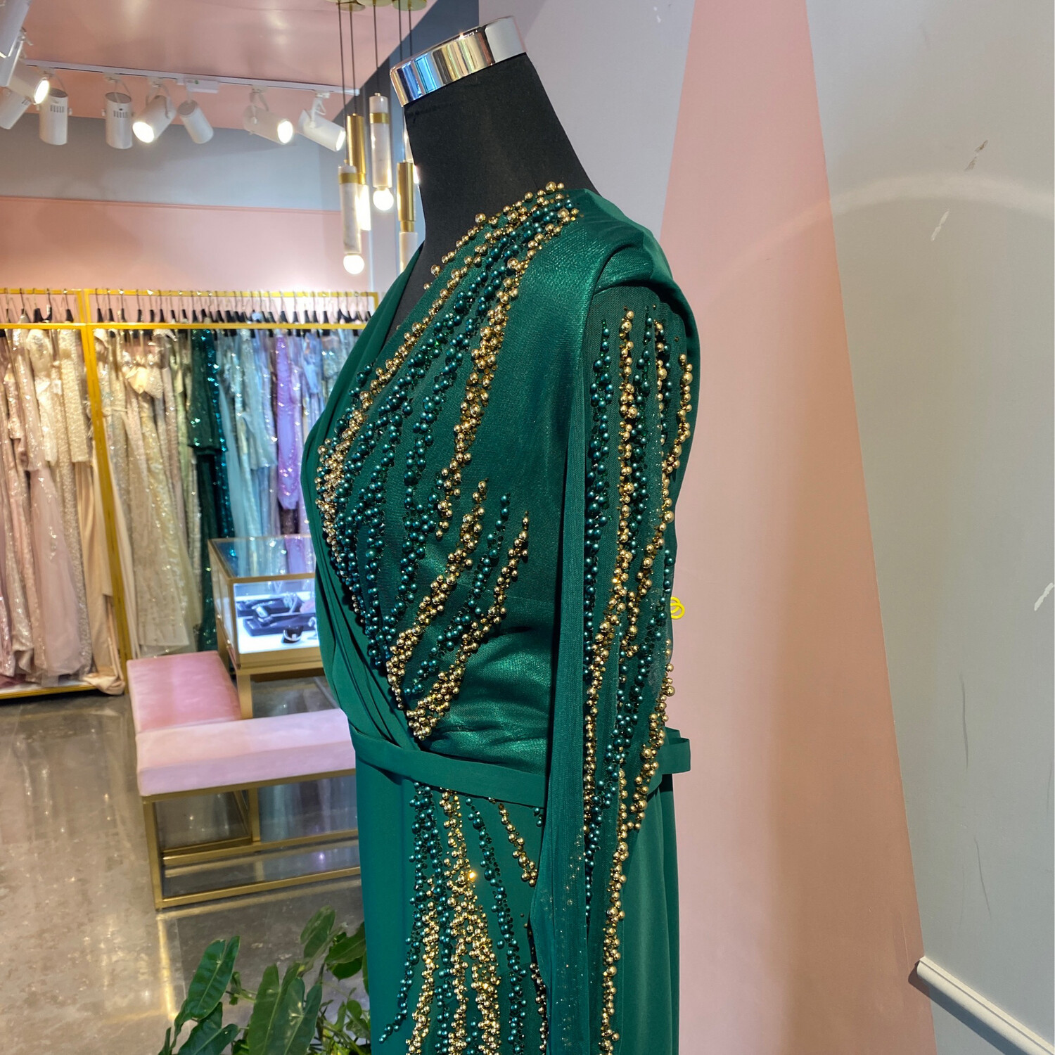 Vestido largo corte recto con mangas, color verde. Talla L