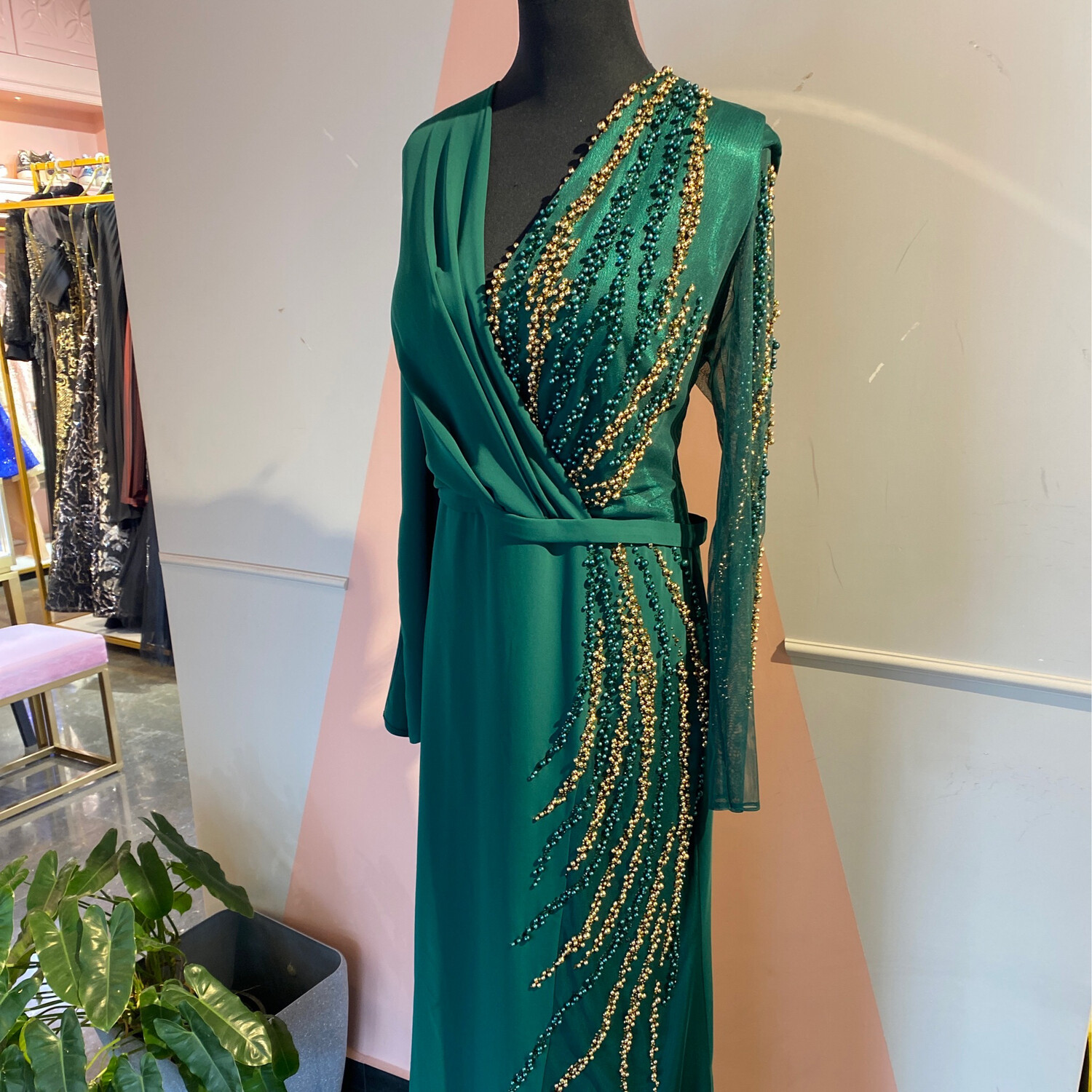 Vestido largo corte recto con mangas, color verde. Talla L