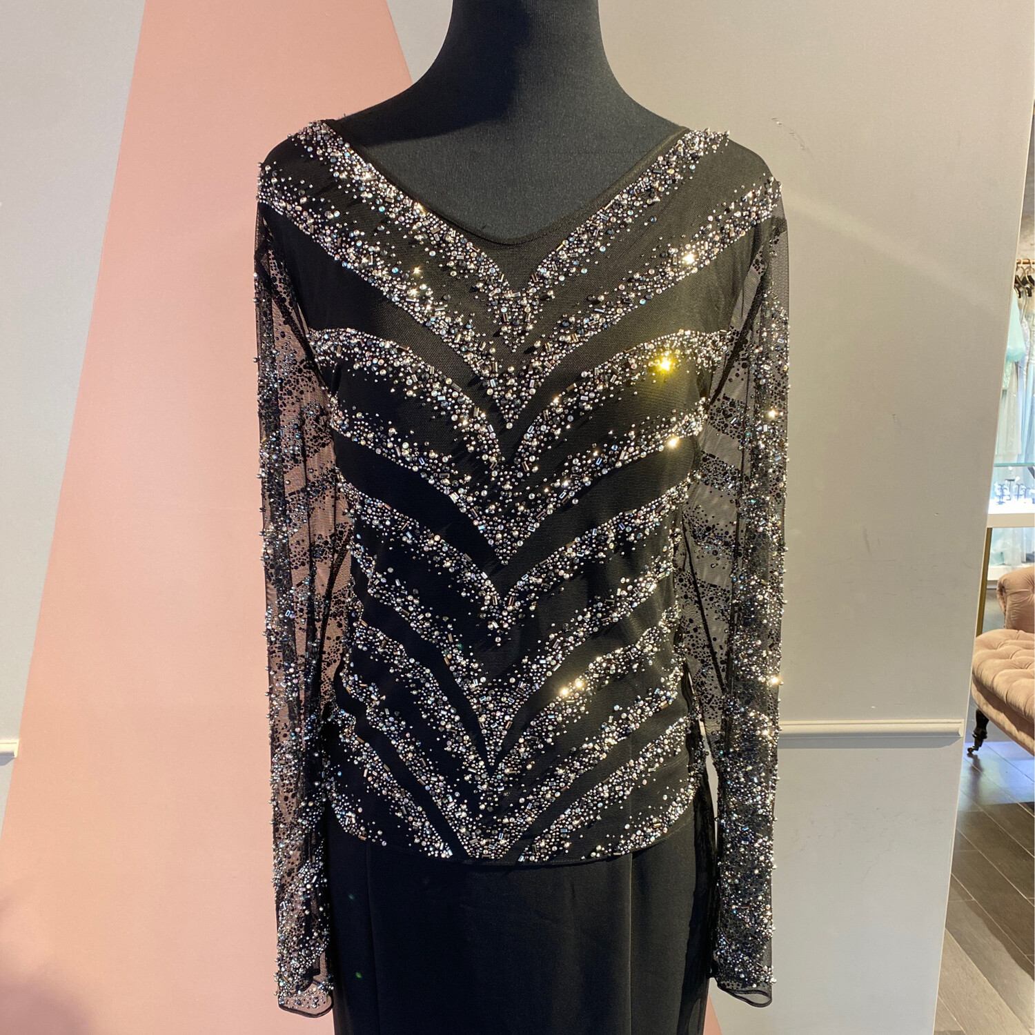Vestido largo corte recto con mangas, color negro. Talla M y L