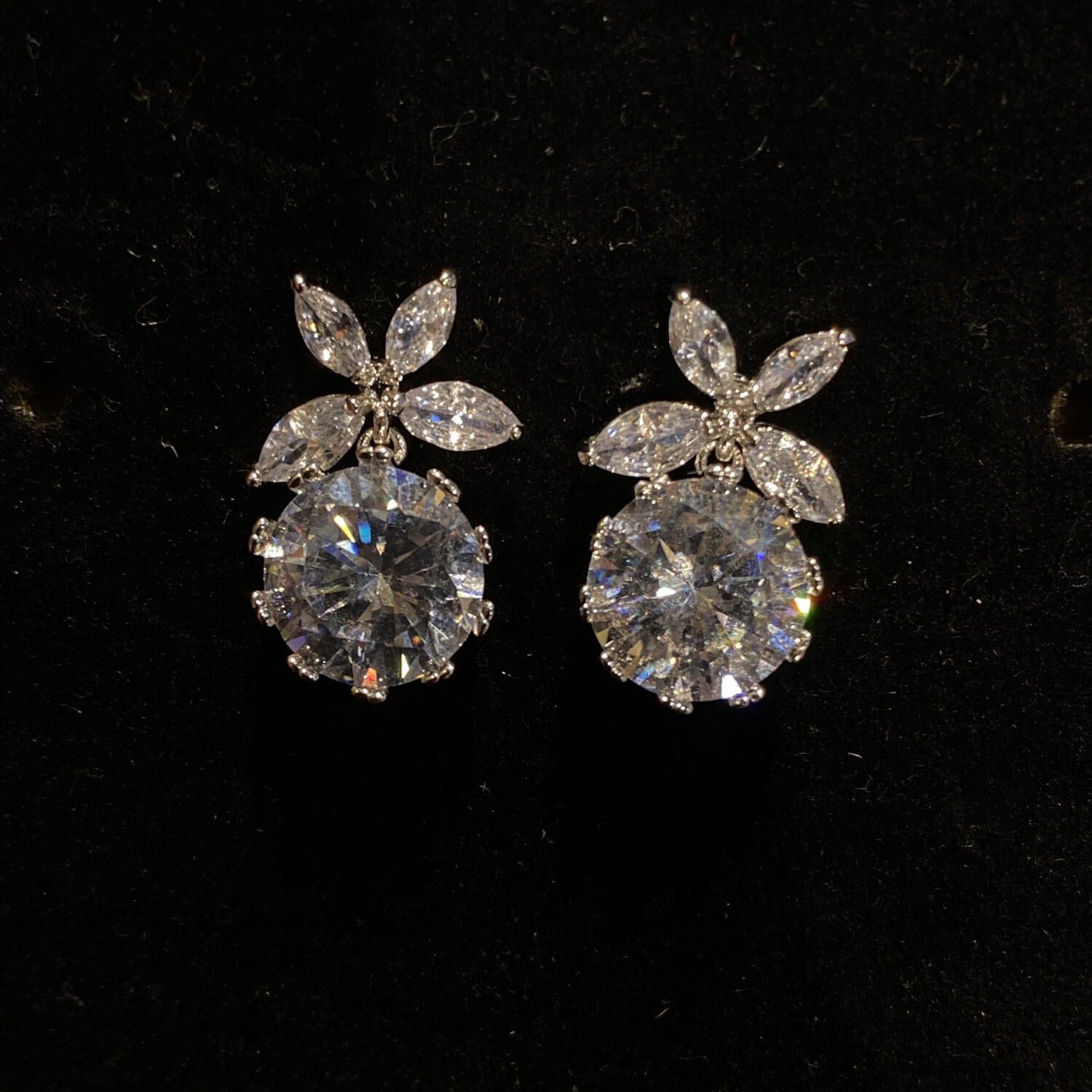 VENDIDO - ARETES PLATEADOS DE FLOR