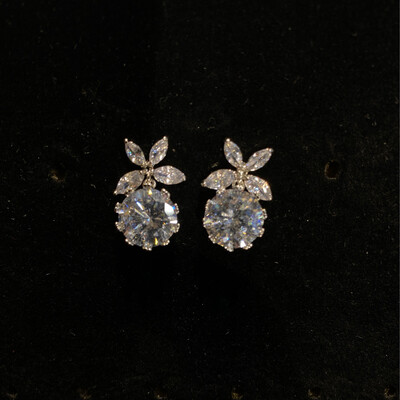 VENDIDO - ARETES PLATEADOS DE FLOR VENDIDO - ARETES PLATEADOS DE FLOR