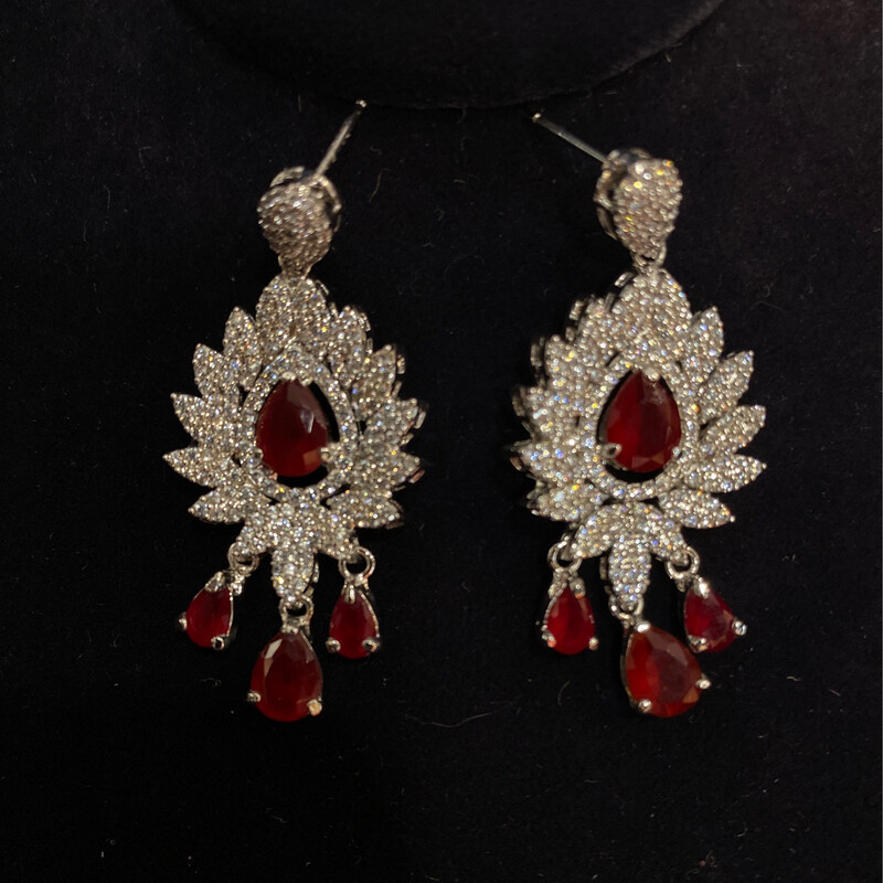 Aretes plateados con piedras rojas  y verdes
