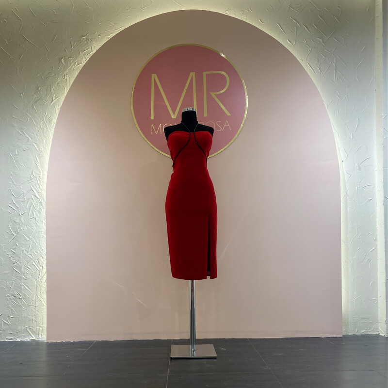 Vestido corto, color rojo de diversas tallas