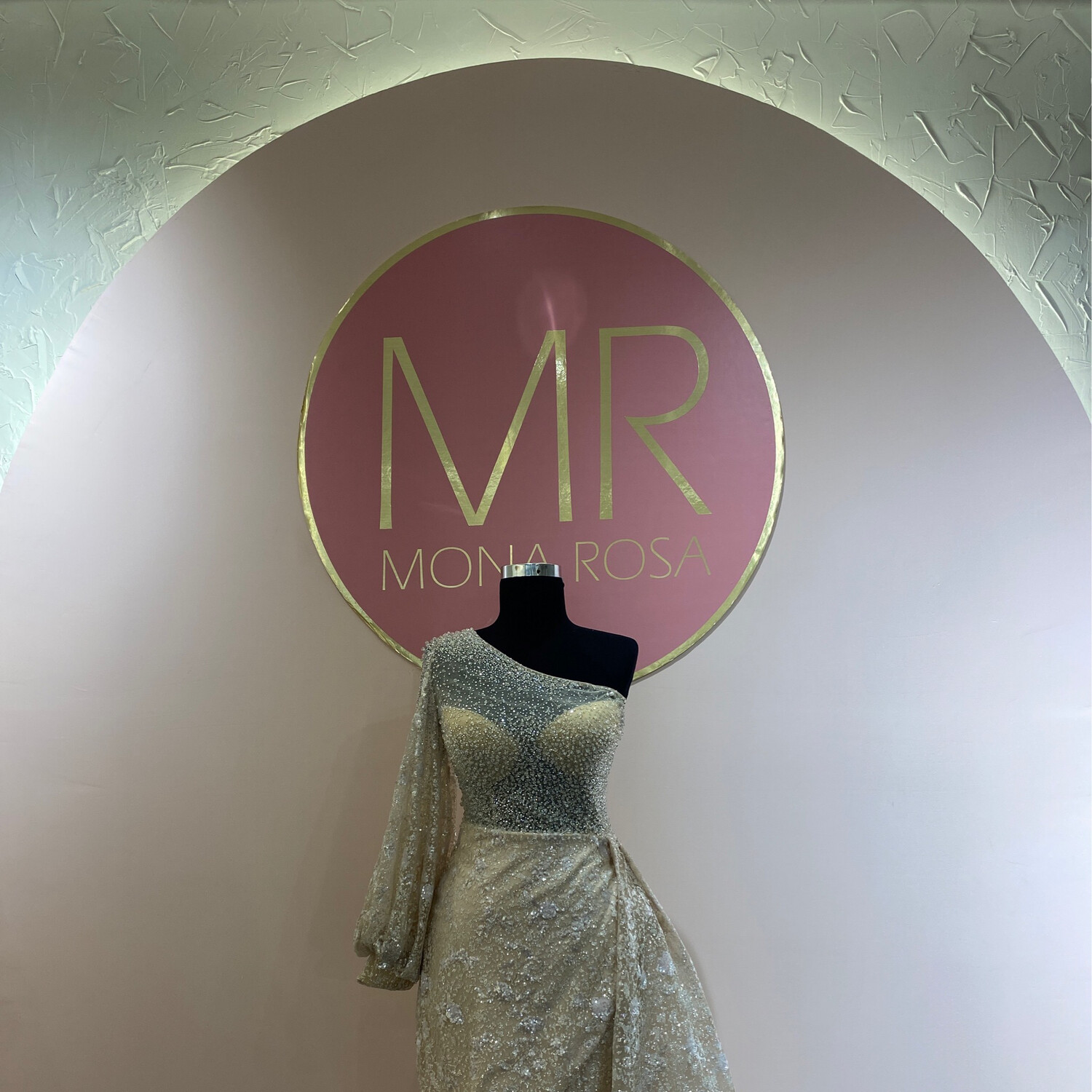 VESTIDO CORTO CON SOBREFALDA 	COLOR	CHAMPANGE	TALLA:	44	EU	/	12	US