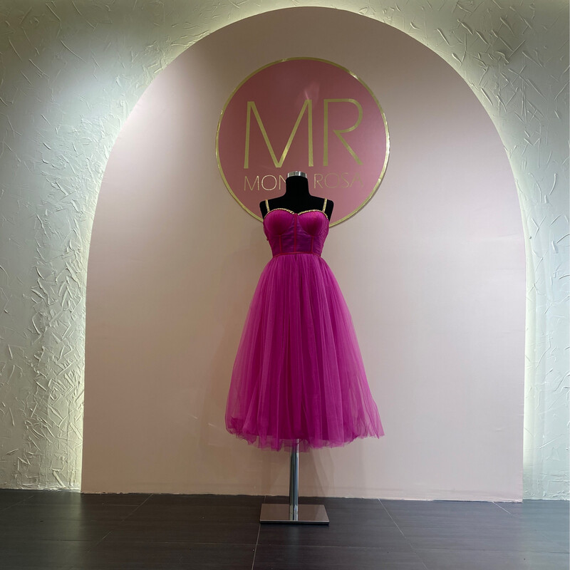 Vestido corto color fucsia de diversas tallas