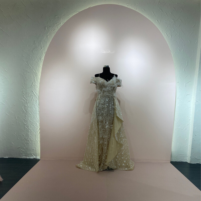 VESTIDO LARGO 	COLOR	BEIGE Y BLANCO	TALLA:	44	EU			 12 US