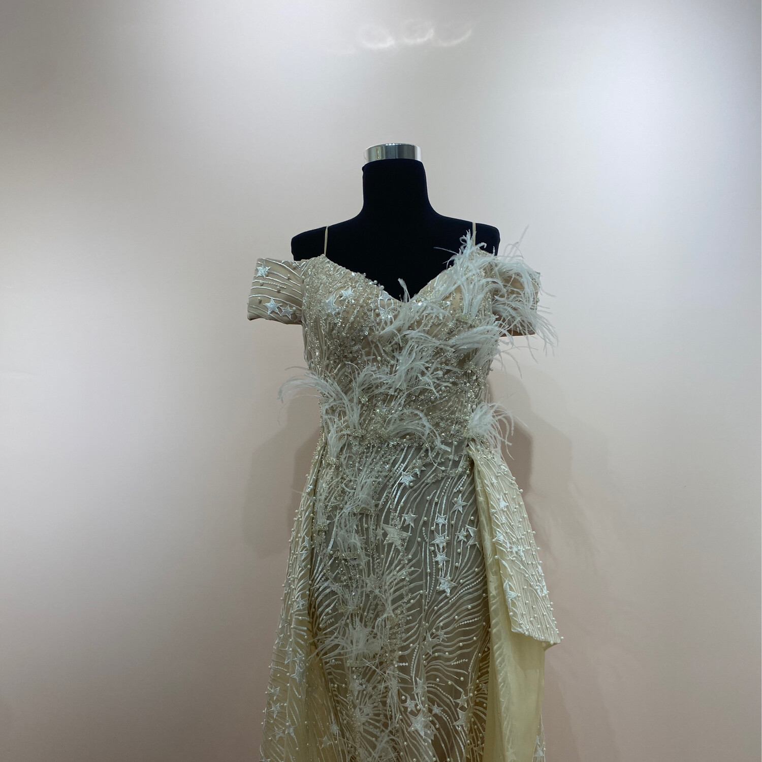 VESTIDO LARGO 	COLOR	BEIGE Y BLANCO	TALLA:	44	EU			 12 US