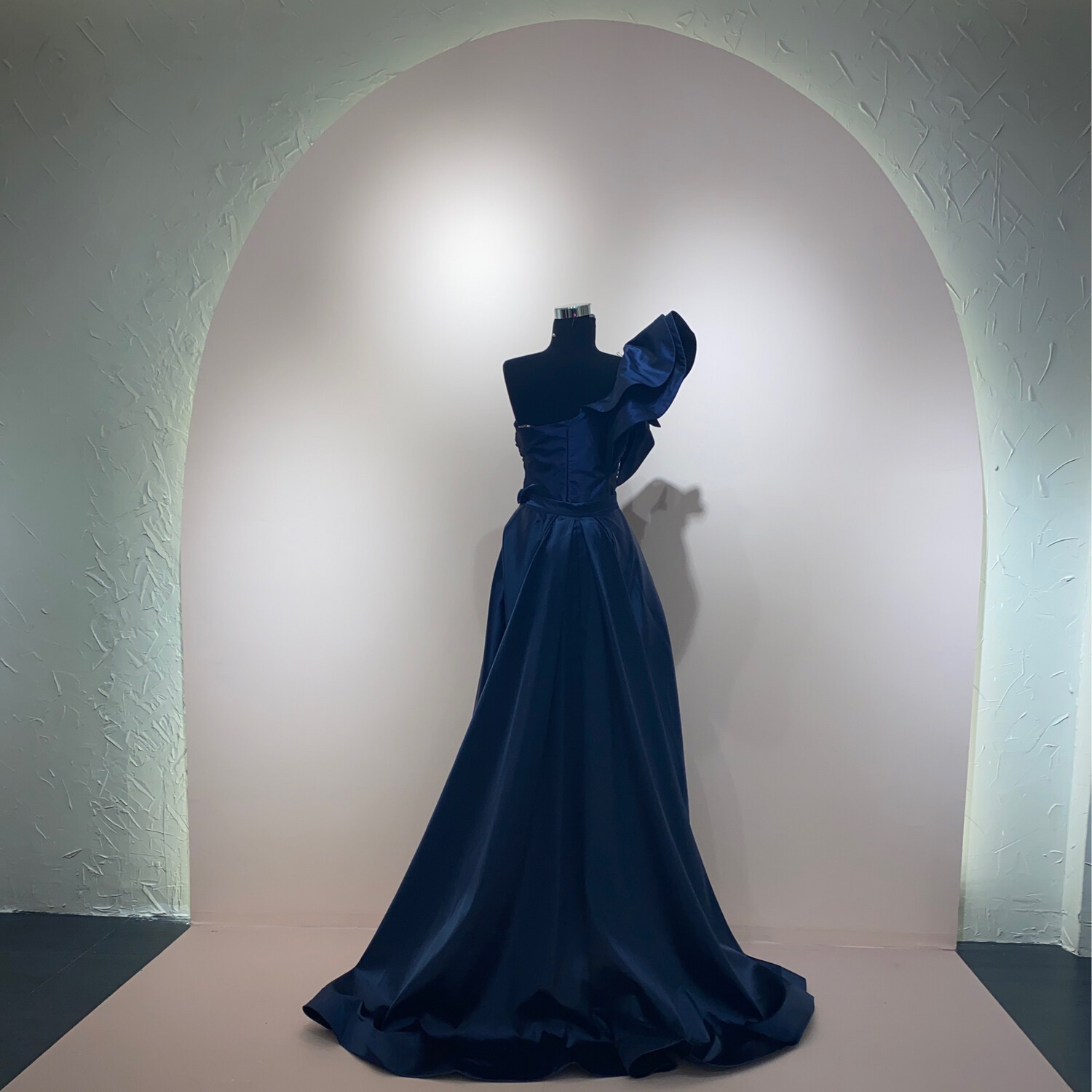 Vestido corto con sobre falda de talla 44