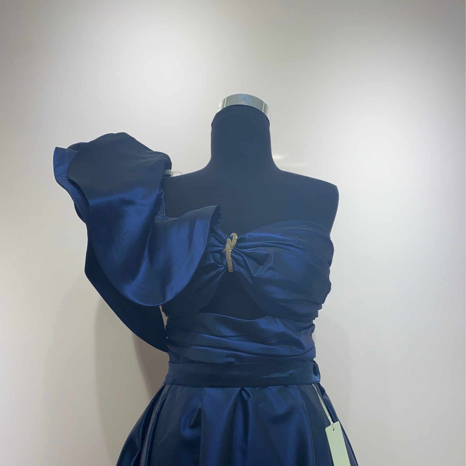 Vestido corto con sobre falda de talla 44
