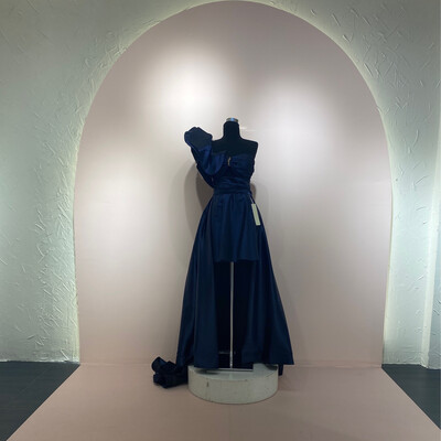 Vestido corto con sobre falda de diversas tallas