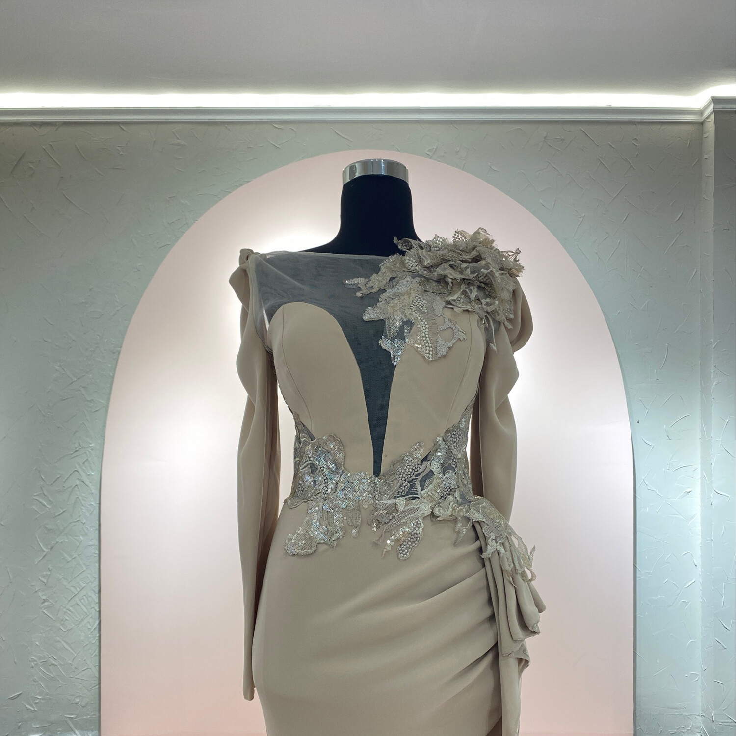 VESTIDO LARGO CORTE RECTO COLOR CREMA