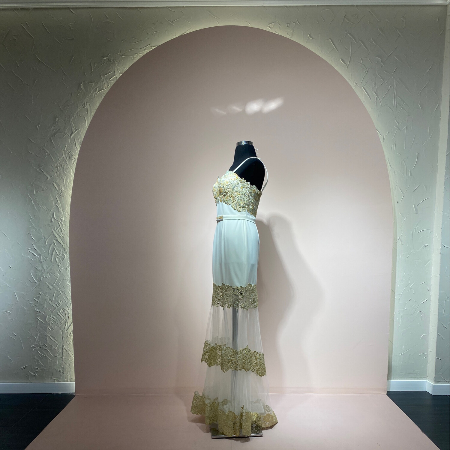 Vestido	Largo	de	color	Blanco	en	Talla:	(  S  )