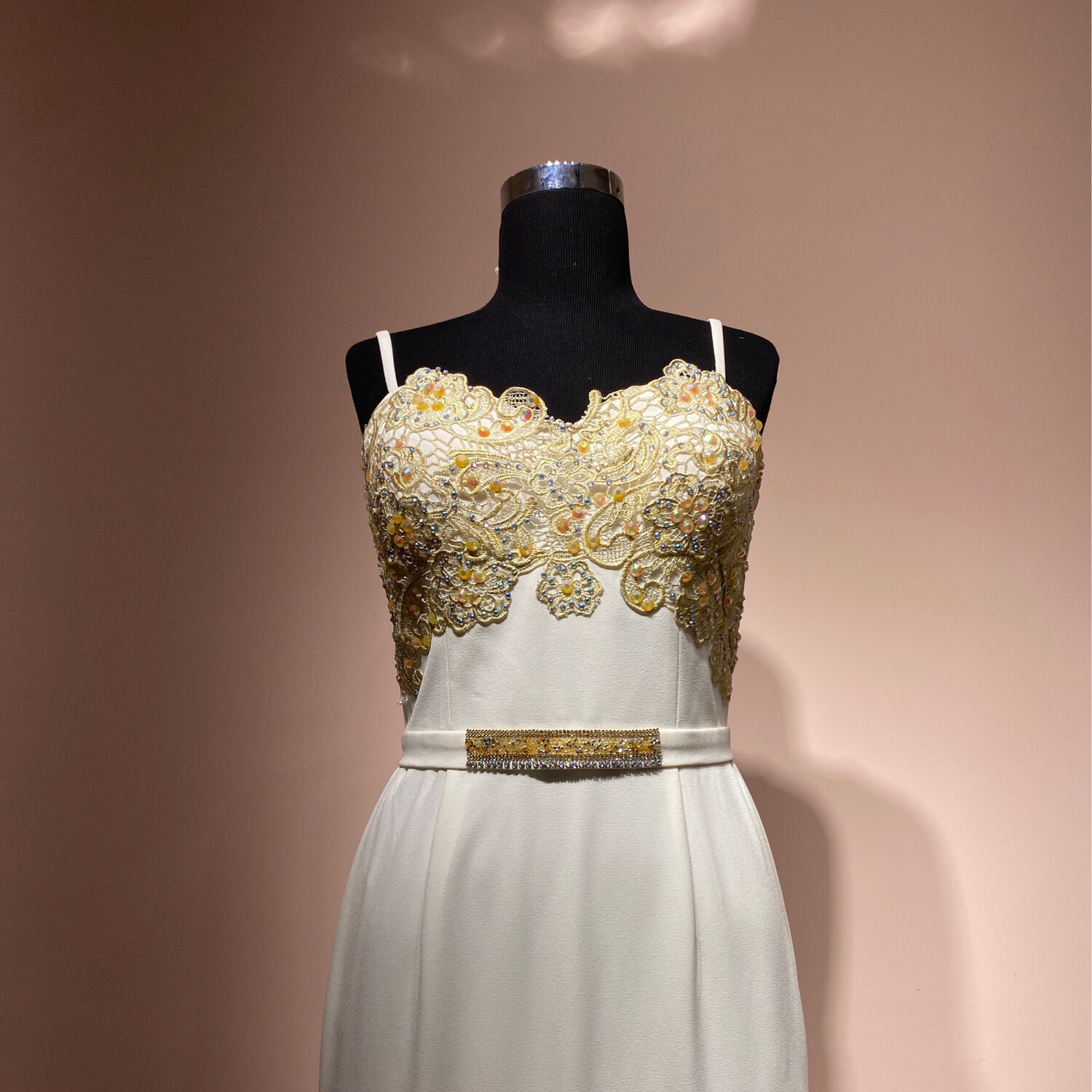 Vestido	Largo	de	color	Blanco	en	Talla:	(  S  )