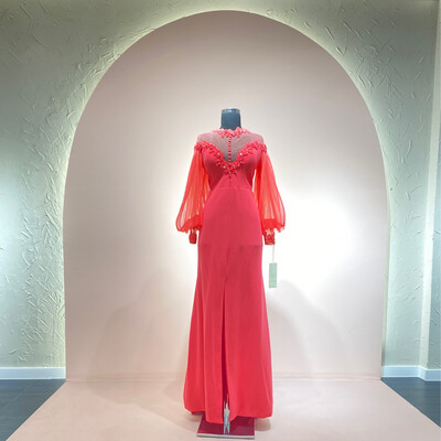 Vestido largo, color rojo en tono coral. Talla L
