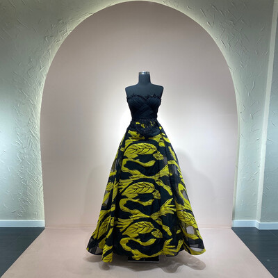 Vestido largo con mangas desmontables, color negro con estampado amarillo. Talla S