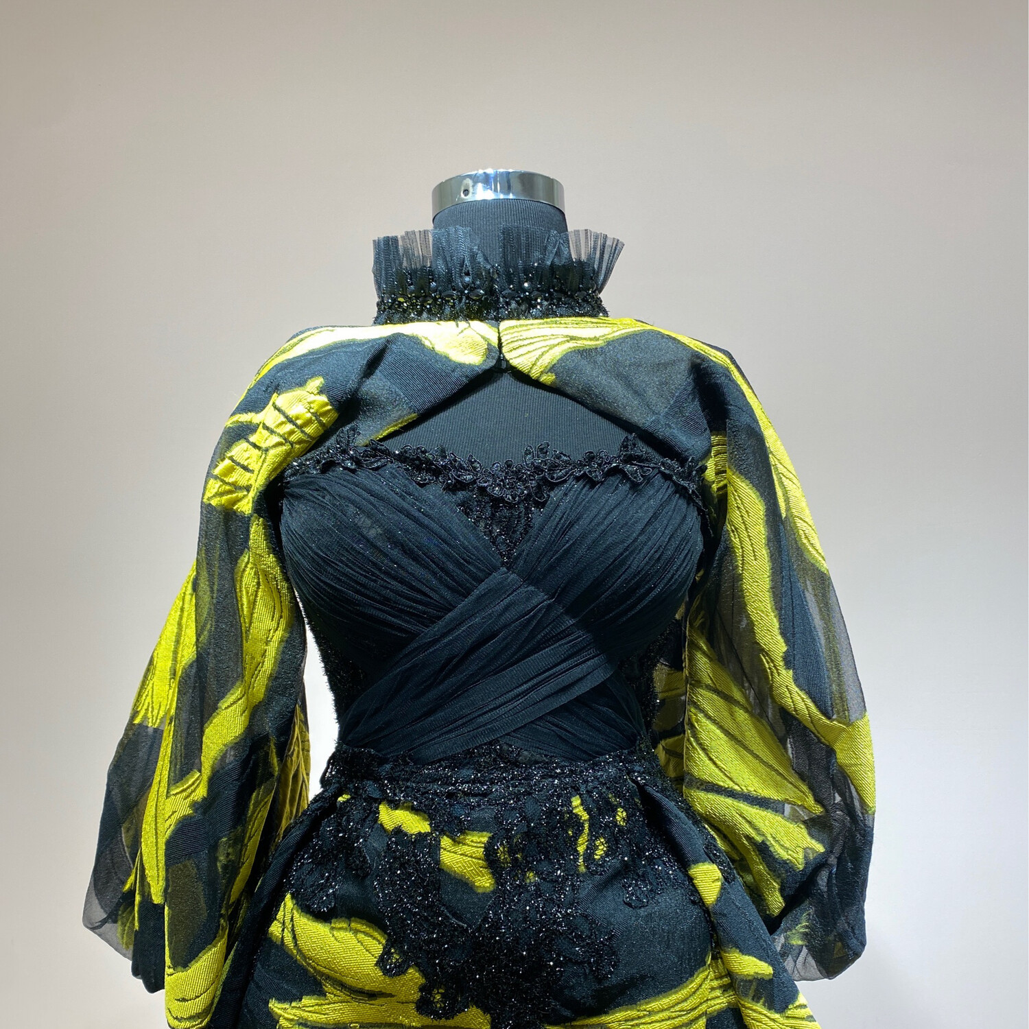 Vestido largo con mangas desmontables, color negro con estampado amarillo. Talla S