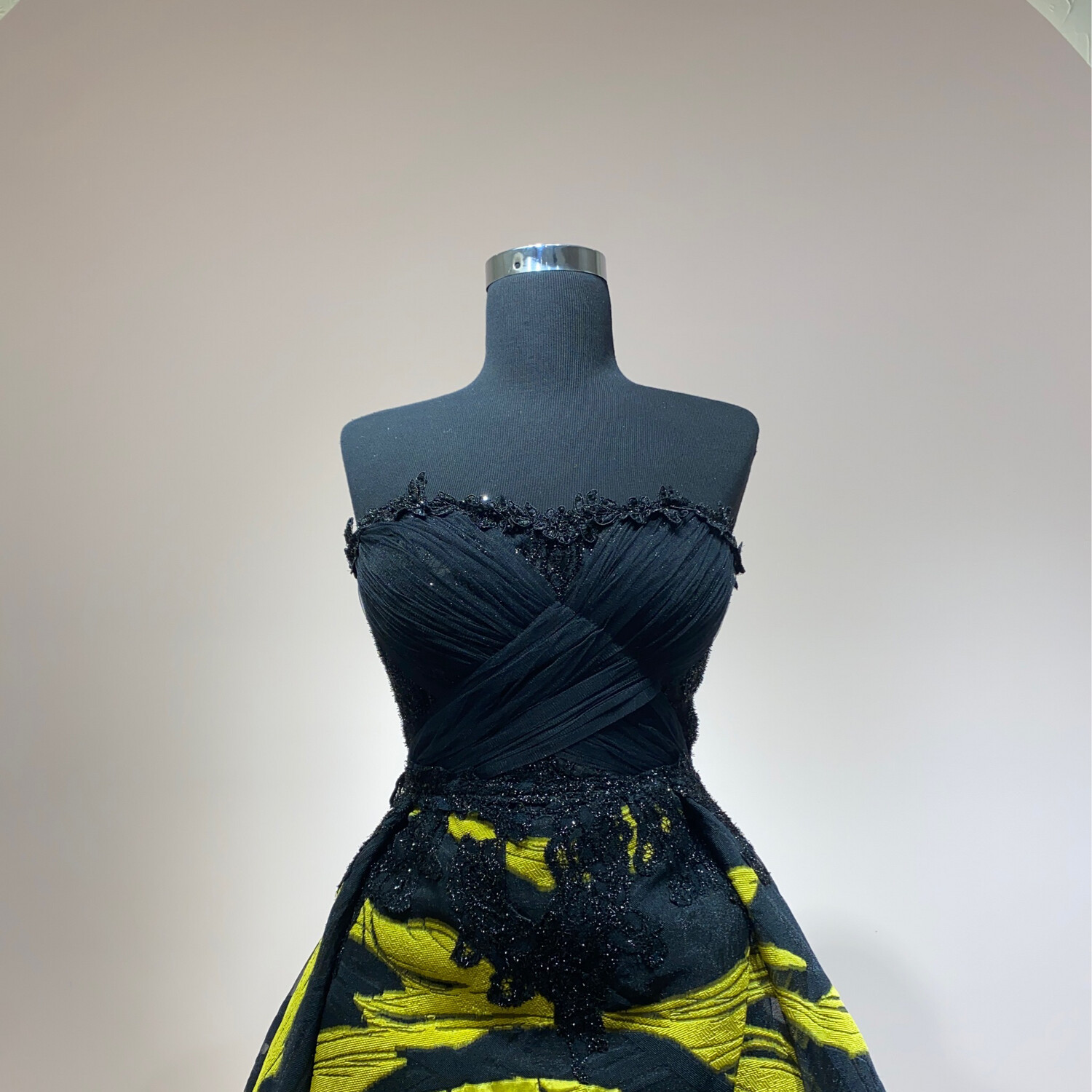 Vestido largo con mangas desmontables, color negro con estampado amarillo. Talla S