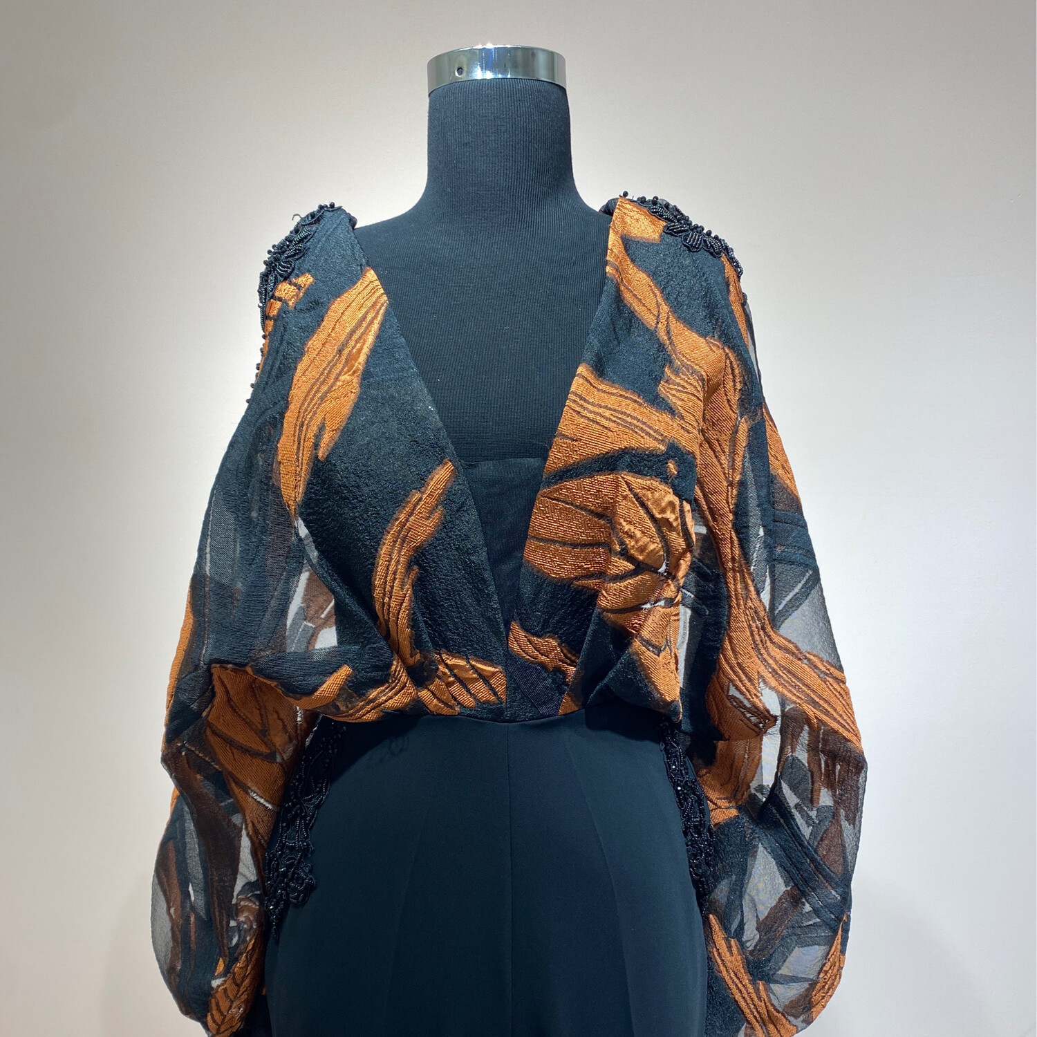 Jumpsuit con mangas, color negro y print anaranjado en tonalidad terracota. Talla  M