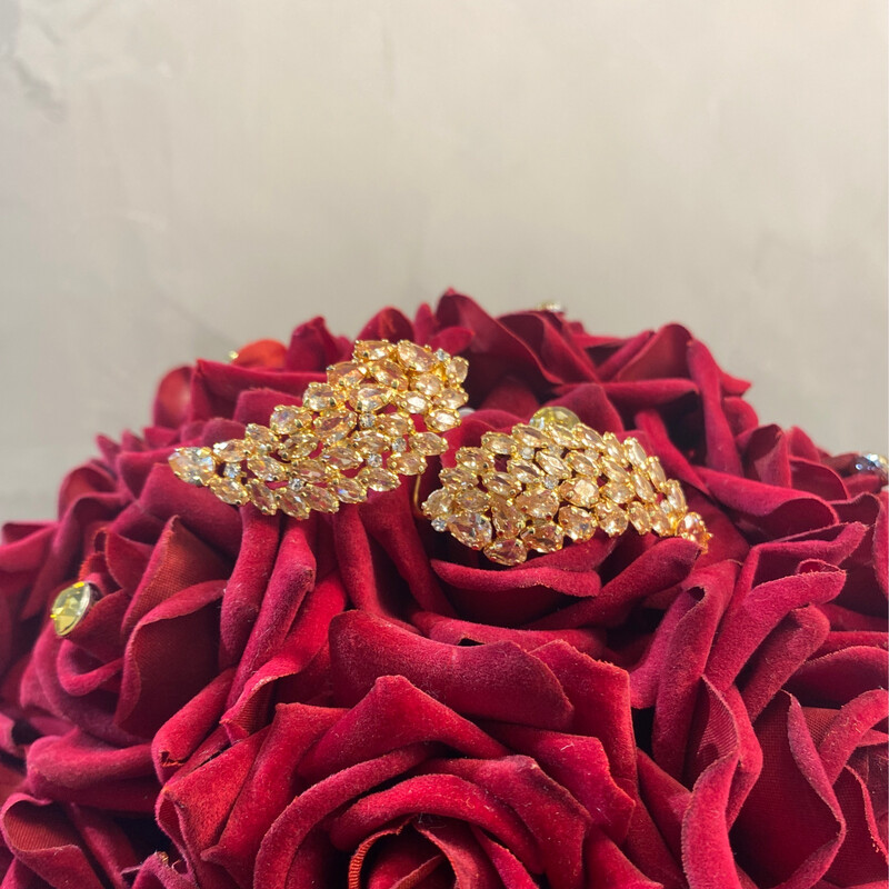 Accesorio de Mano tipo Anillo Dorado