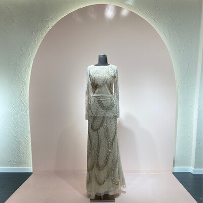 Vestido largo corte recto con mangas, color beige. Talla M y L
