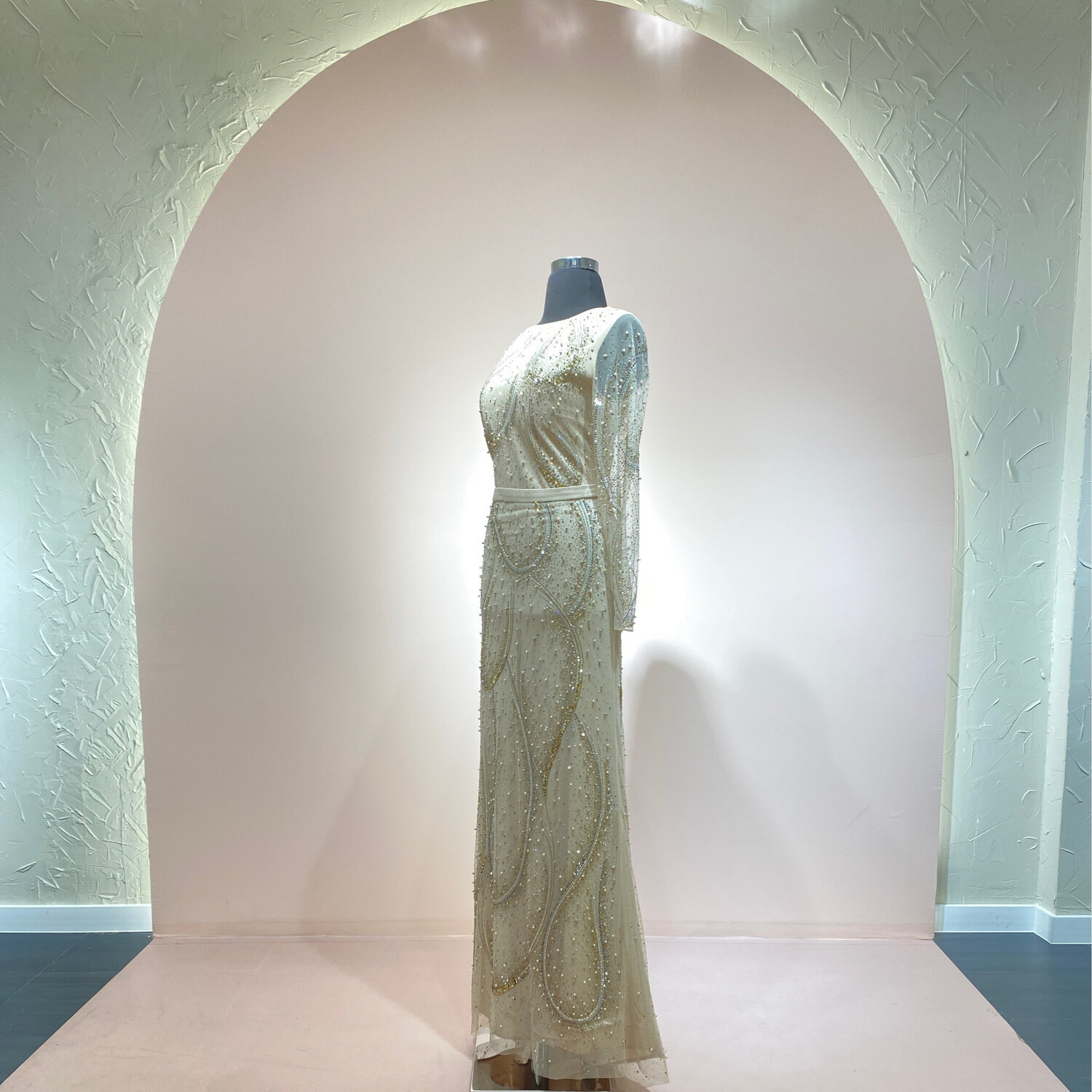 Vestido largo corte recto con mangas, color beige. Talla M y L
