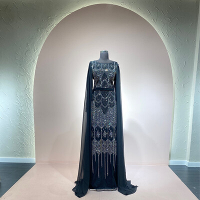 Vestido largo corte recto con mangas, color negro. Talla M y L