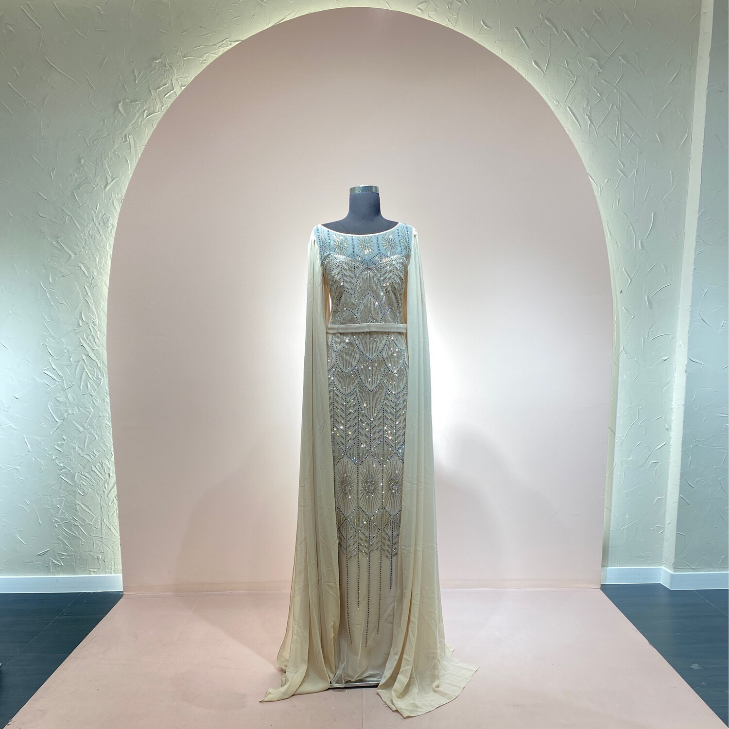 Vestido largo corte recto con mangas largas, color beige. Talla M y L