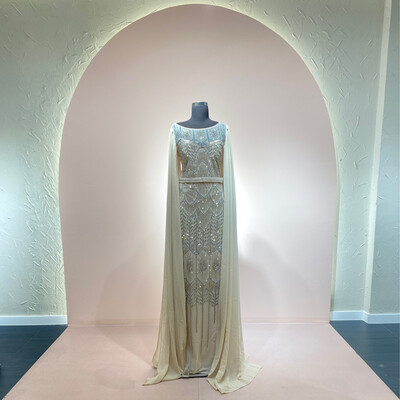 Vestido largo corte recto con mangas largas, color beige. Talla M y L
