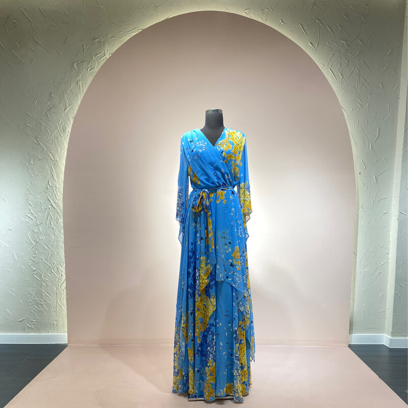 Vestido largo corte recto con mangas, color celeste. Talla M y L