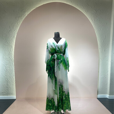 Vestido largo corte caido con mangas, color blanco con verde. Talla M y L