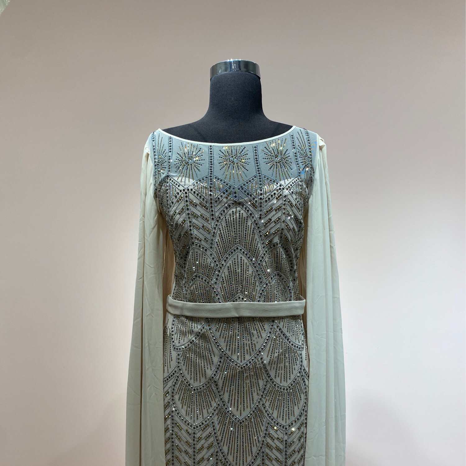 Vestido largo corte recto con mangas largas, color beige. Talla M y L