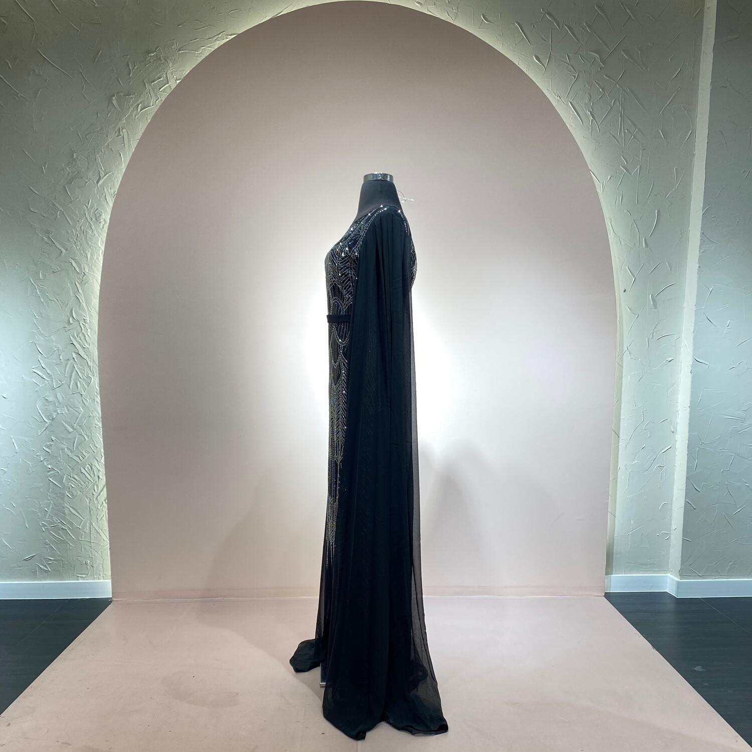 Vestido largo corte recto con mangas, color negro. Talla M y L Vestido largo corte recto con mangas, color negro. Talla M y L