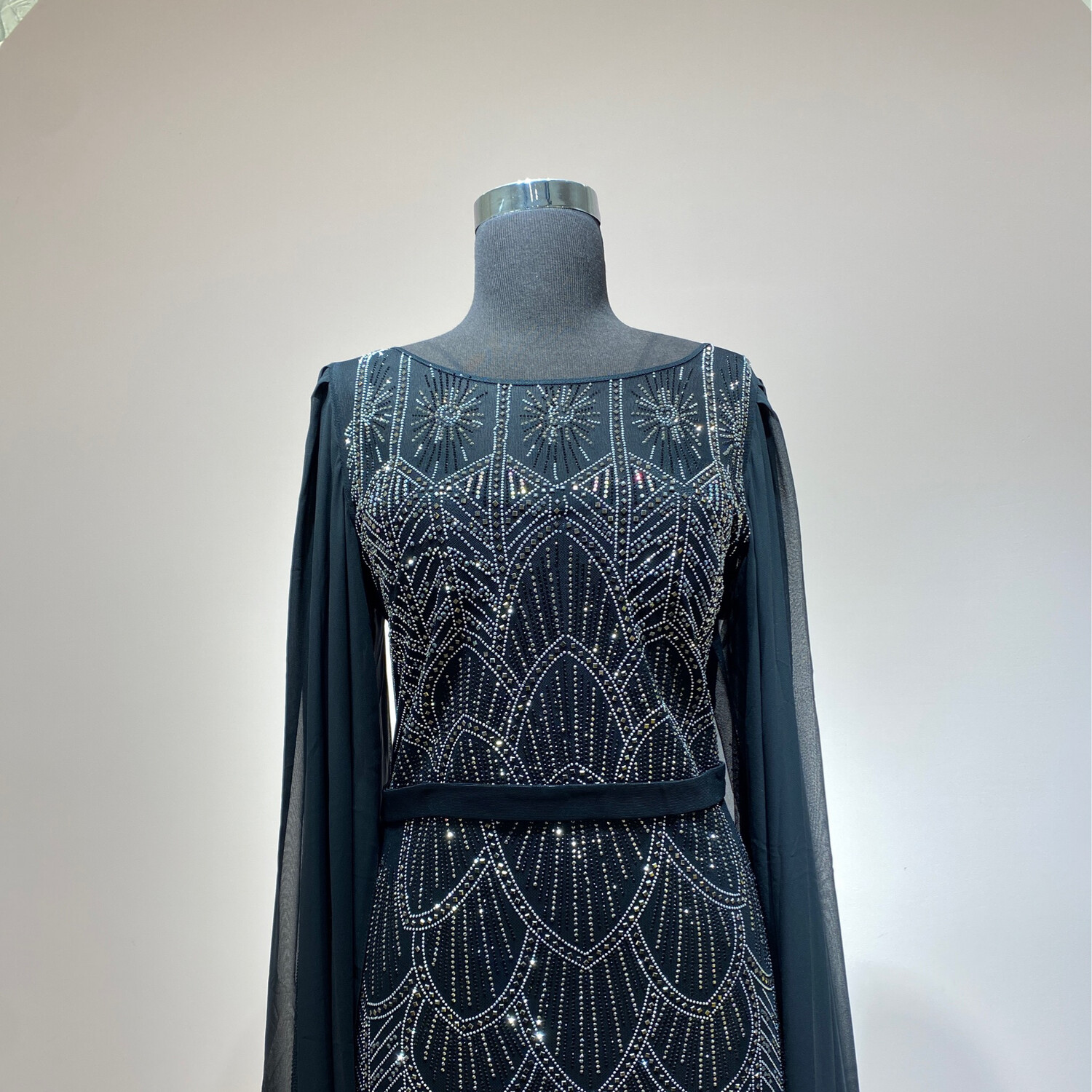 Vestido largo corte recto con mangas, color negro. Talla M y L Vestido largo corte recto con mangas, color negro. Talla M y L