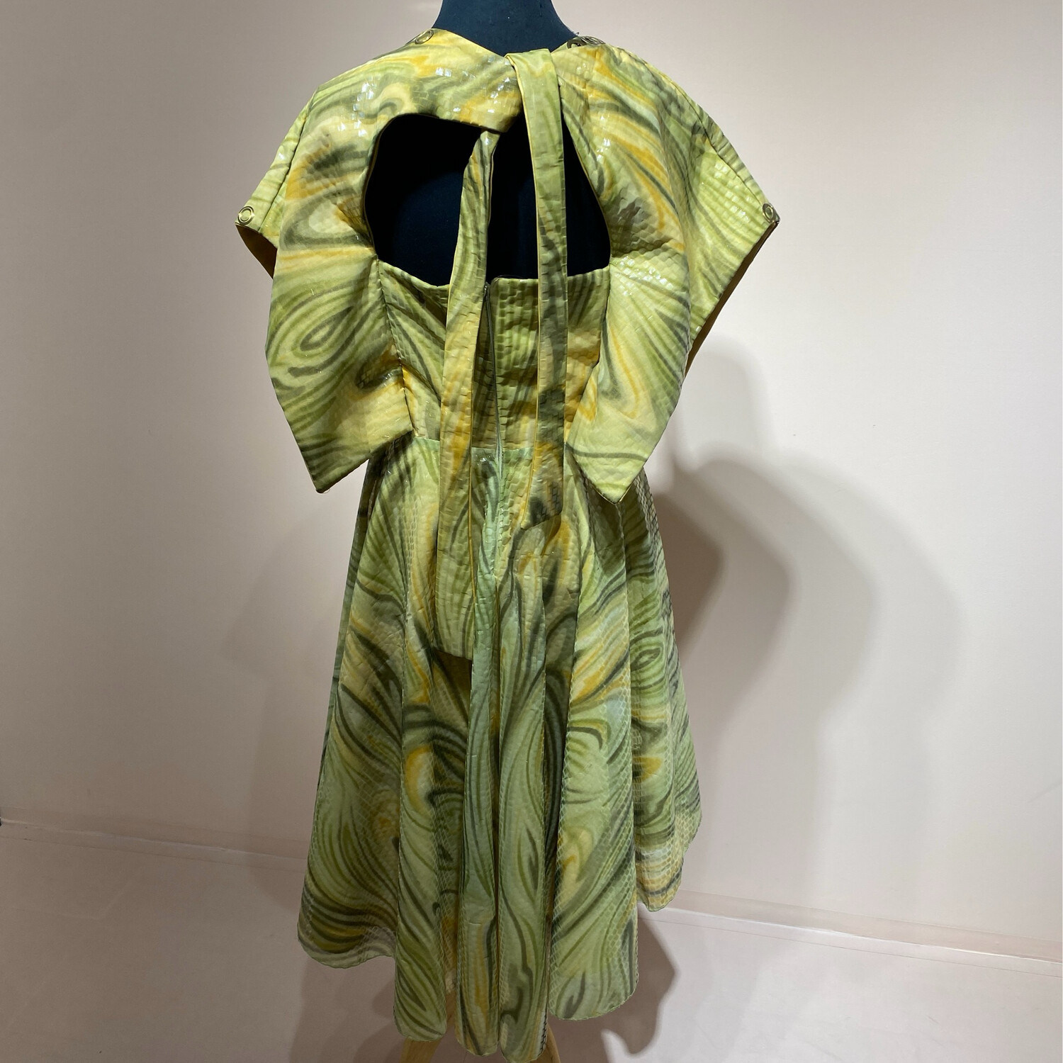 Vestido corto color verde oliva talla 40