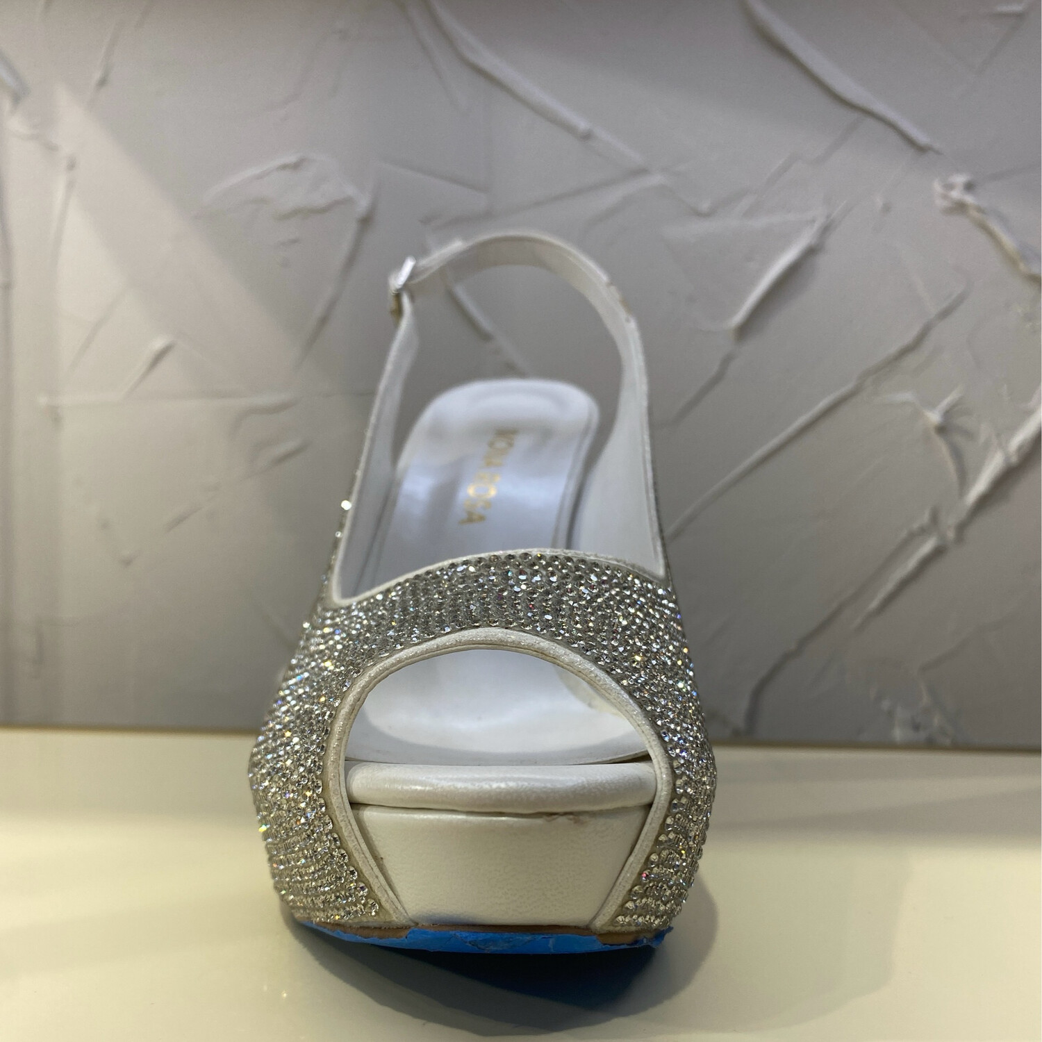 Zapato de tacón blanco con brillantes