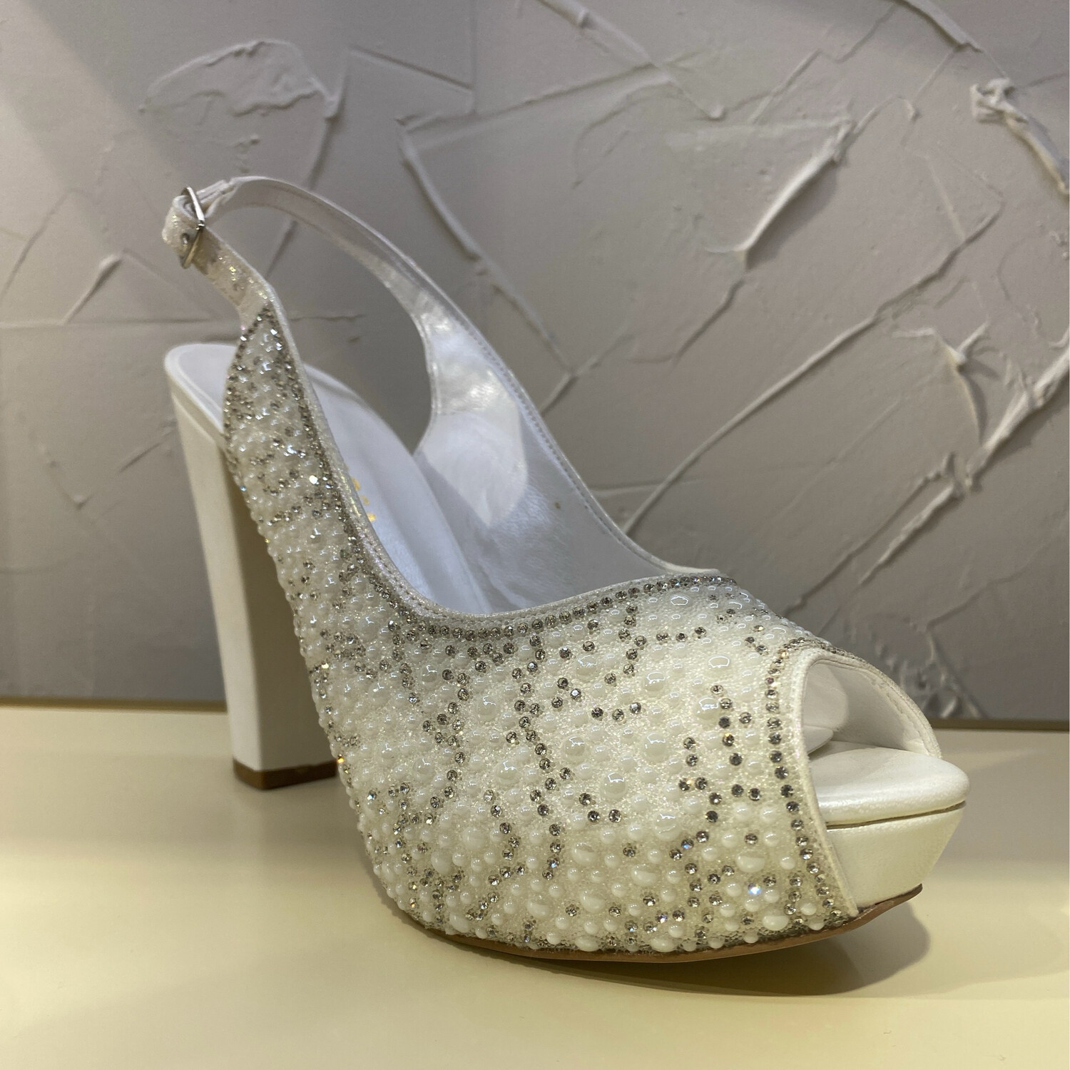 Zapato blanco con detalles con brillantes y perlas blancas