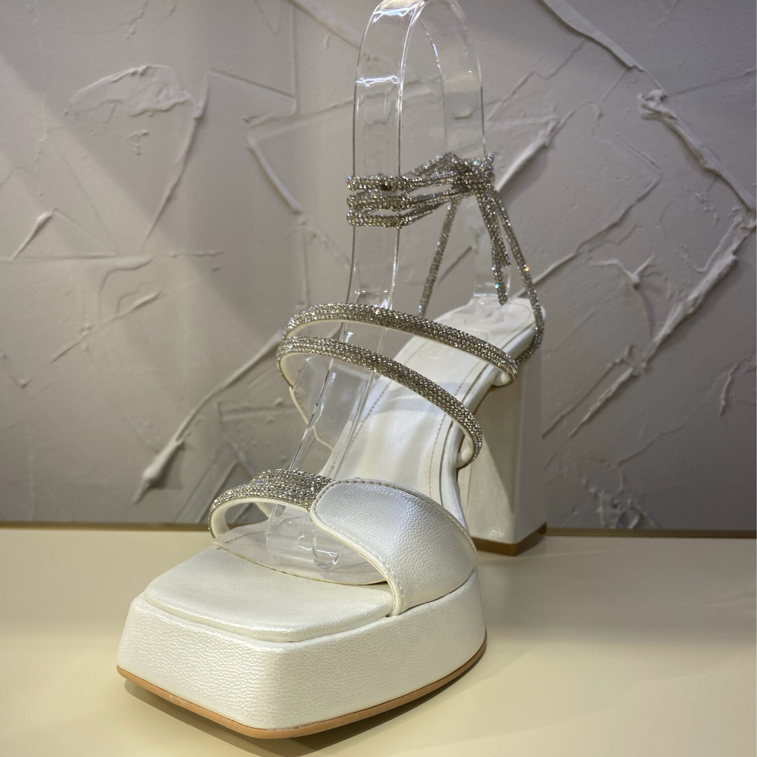 Zapato Blanco con tacón griego y línea de brillantes para amarrar en el tobillo