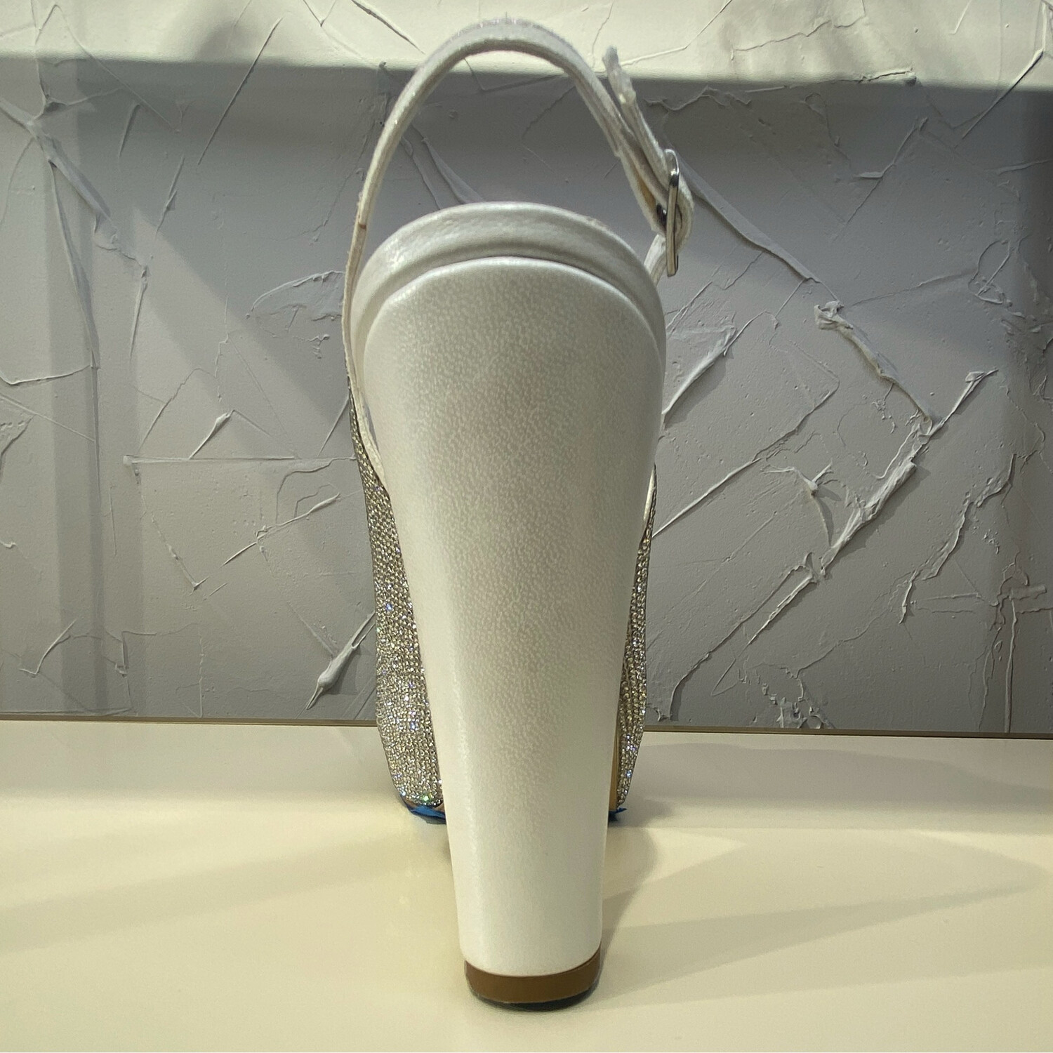 Zapato de tacón blanco con brillantes