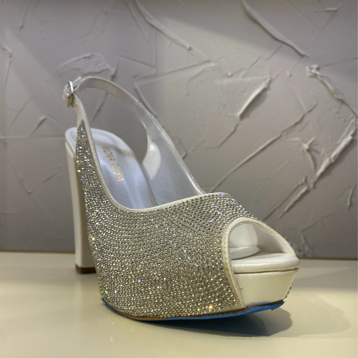 Zapato de tacón blanco con brillantes