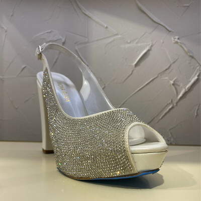 Zapato de tacón blanco con brillantes