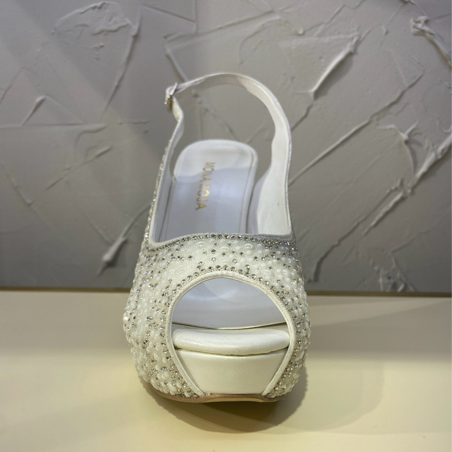 Zapato blanco con detalles con brillantes y perlas blancas