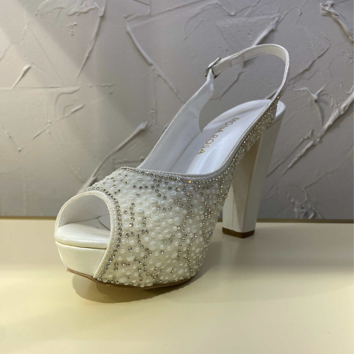 Zapato blanco con detalles con brillantes y perlas blancas
